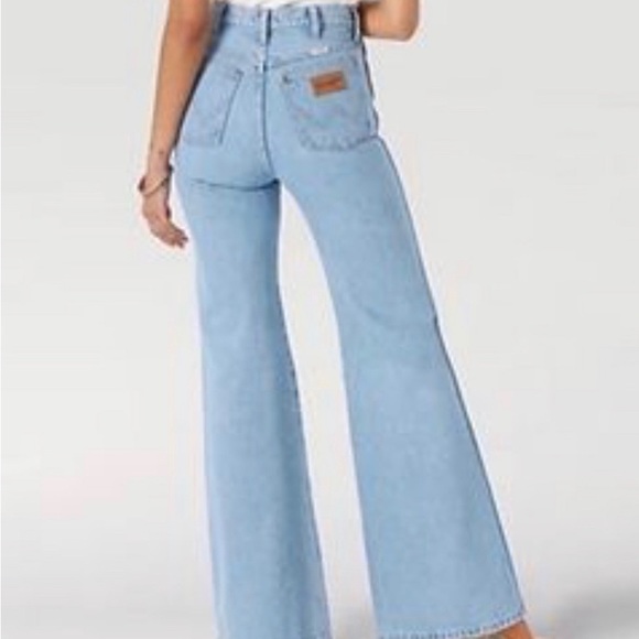 Wrangler Denim - NWT Wrangler Retro High Waist bell bottom women’s size 26x34 Vintage Style Jeans